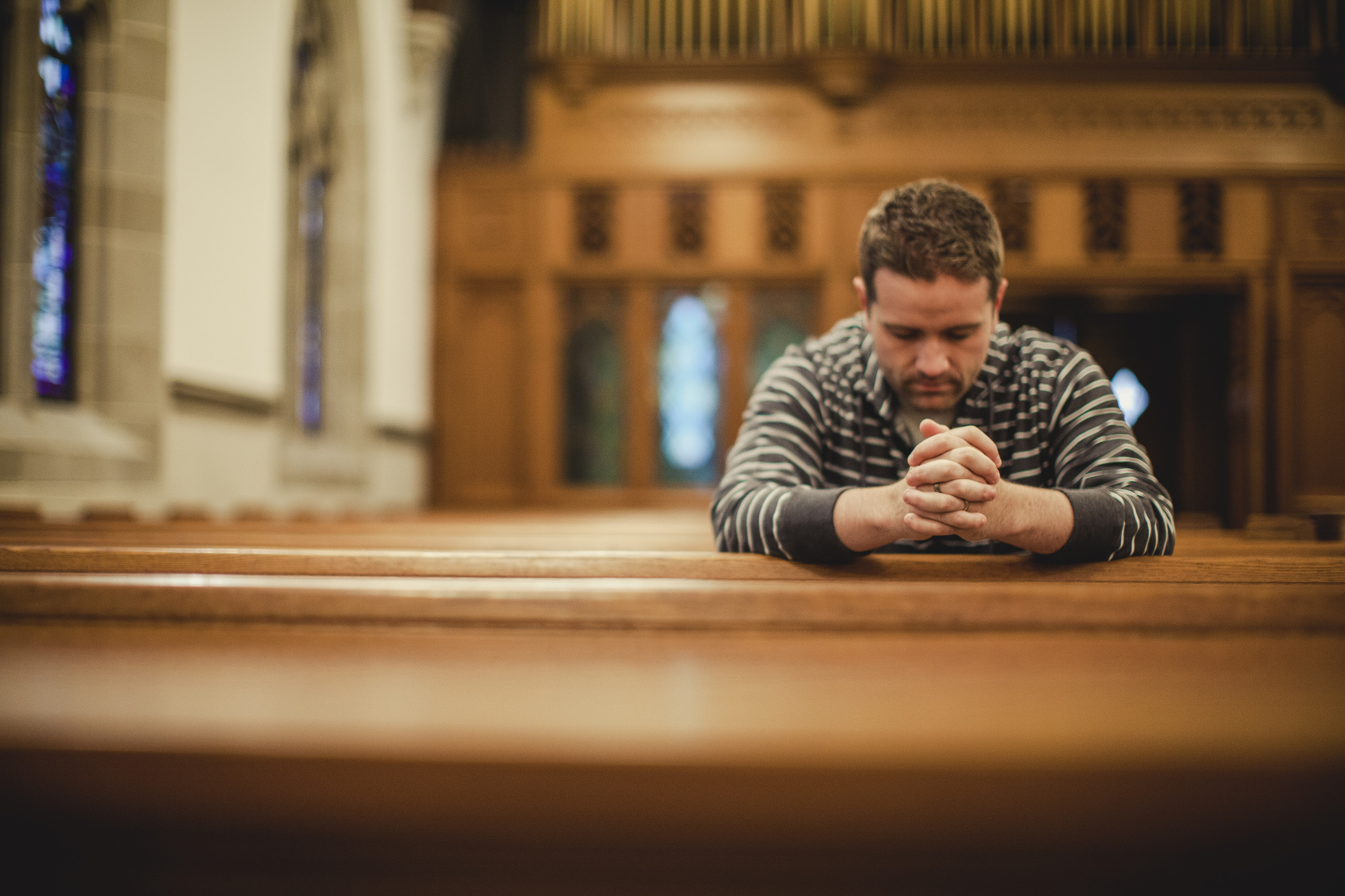 Church people. Человек молится. Человек в молитве. Сидеть в храме. Мужчина молится.